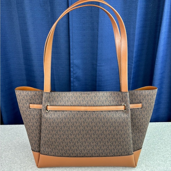 MK Large tote- new with tags - Picture 10 of 10